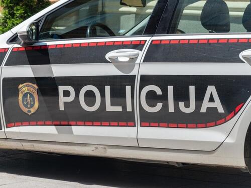 Novo Sarajevo: BMW udario dvoje pješaka na pješačkom, vozač u bijegu