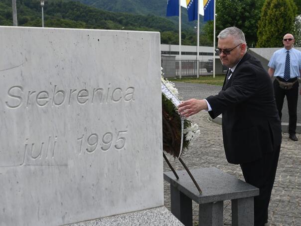 Novoimenovani Schmidtov zamjenik odao počast žrtvama genocida
