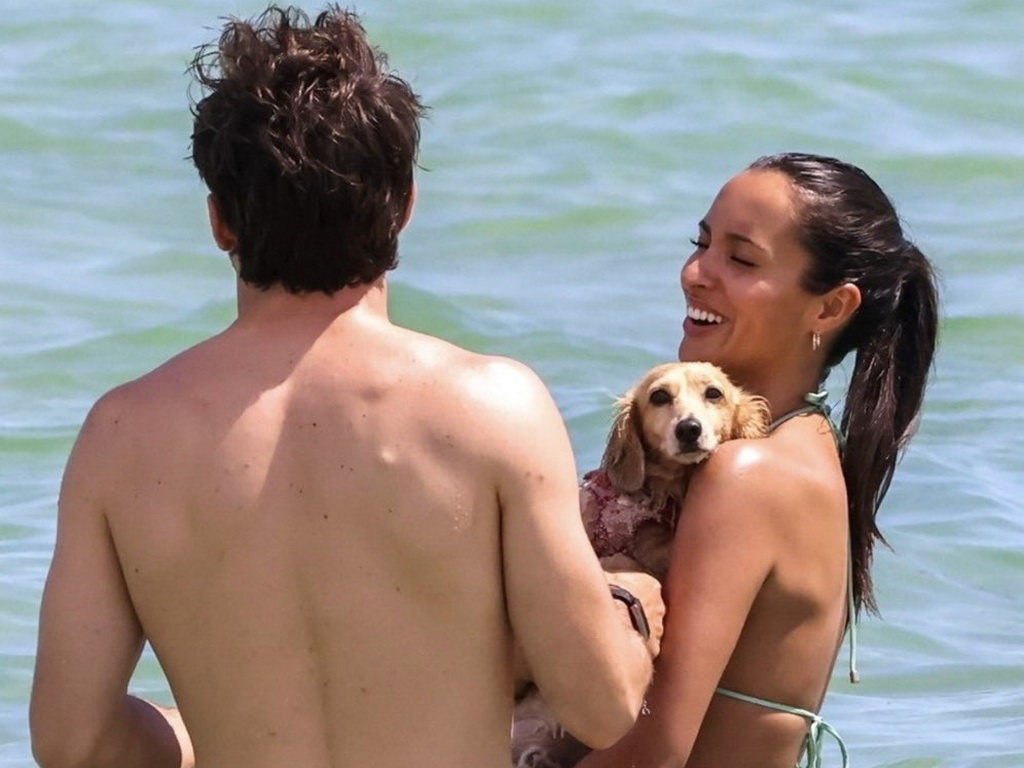 Novopečeni zvjezdani bračni par uhvaćen na plaži u Miamiju