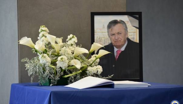NS BiH otvorio knjigu žalosti povodom smrti Ivice Osima