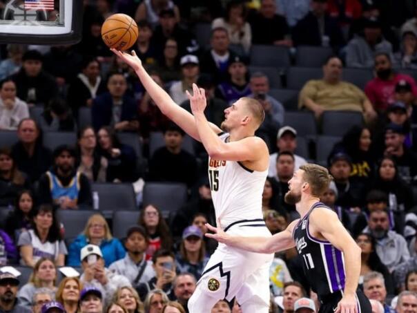 Nuggetsi slavili u Sacramentu, Jokić upisao deseti triple-double u sezoni