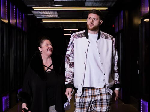Nurkić s majkom u dvorani: Jazz slavio protiv Dallasa