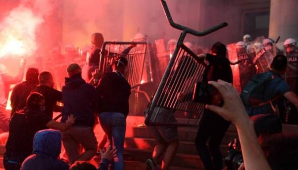 NVO: Huligane instruirao Vučićev represivni aparat