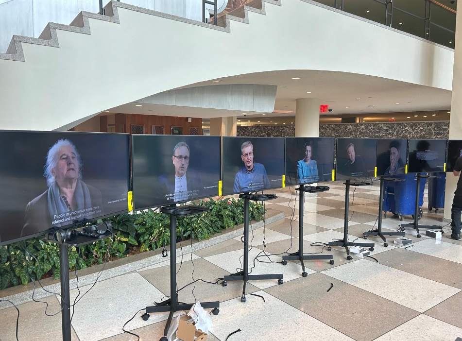 O genocidu u Srebrenici u New Yorku: Niko od ljudi koji su radili na ovoj izložbi nije trebao biti živ