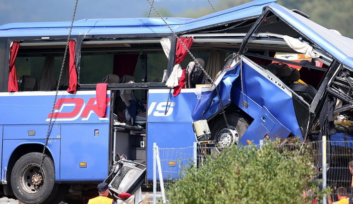 Oba vozača poljskog autobusa poginula u nesreći