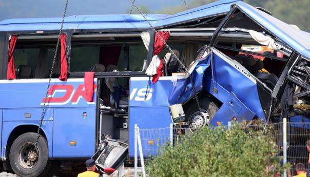 Oba vozača poljskog autobusa poginula u nesreći