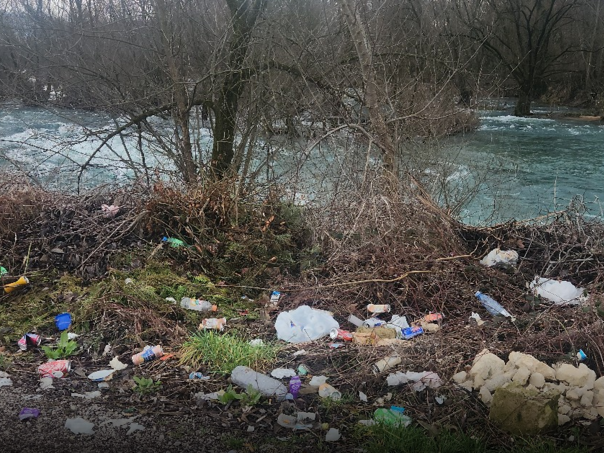 Obala Une ponovo zatrpana smećem: Mještani apeluju na odgovornost