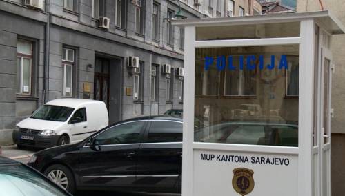 MUP KS: Grupa osoba u bijelim mantilima pljačka stanove