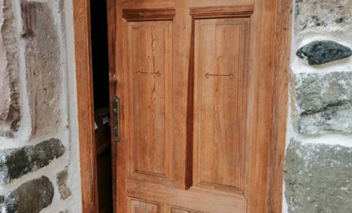 Obijen manastir Vozućica i manastirski zvonik