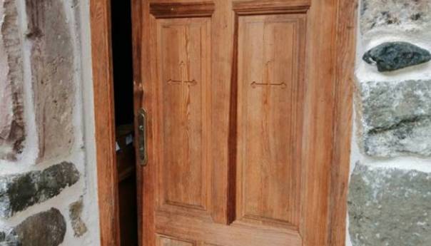 Obijen manastir Vozućica i manastirski zvonik