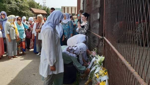 Obilazak stratišta: Kravica 1370 ubijenih, Branjevo 1300, Petkovci 1200 …