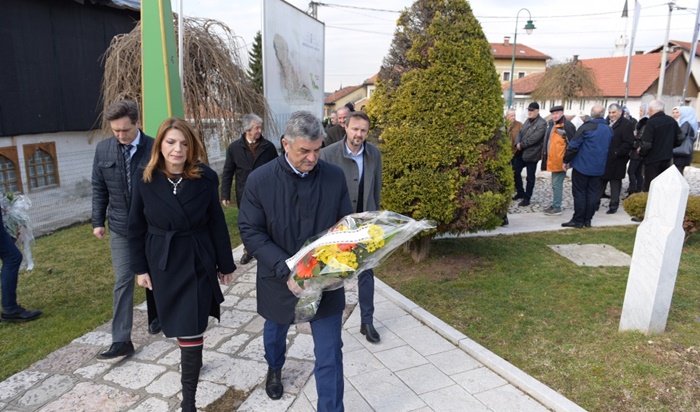 Obilježavanje godišnjice 105. motorizovane brigade započelo polaganjem cvijeća na spomen-obilježja