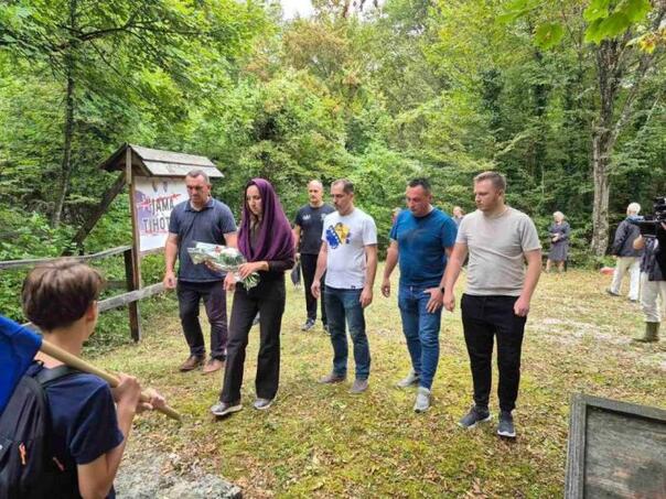 Obilježena 23. godišnjica otkrivanja velike masovne grobnice kod Bihaća