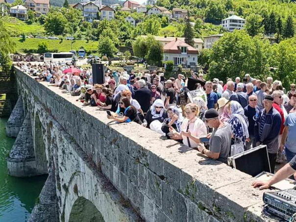 Obilježena 33. godišnjica stradanja Bošnjaka Višegrada: 3.000 ruža za 3.000 života
