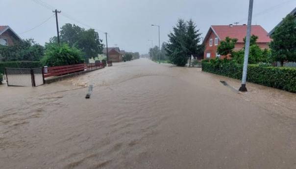 Obilna kiša u Slavoniji poplavila ulice, voda prodrla u kuće
