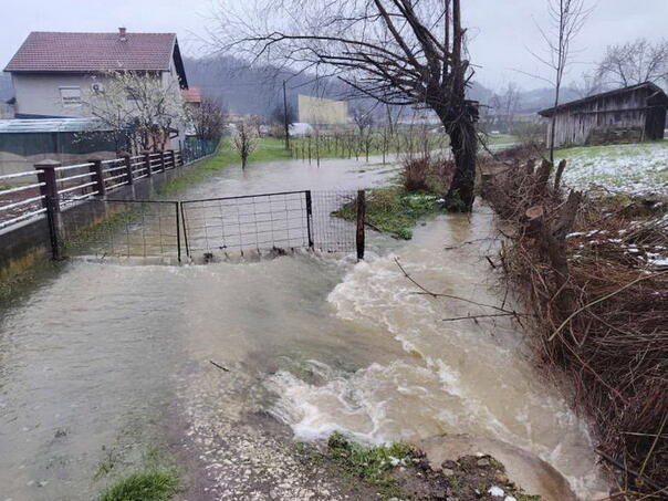 Obilne padavine uzrokovale poplave u Srebreniku i Gradačcu