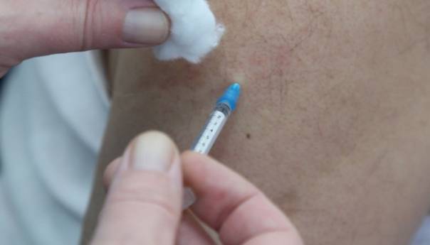 Objašnjenje: Da li osobe vakcinisane protiv COVID-19 mogu širiti virus?