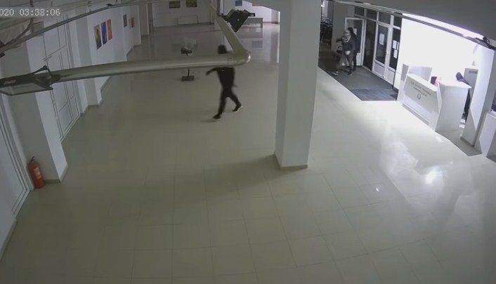 Objavljen snimak filmske pljačke: Evo kako su razbojnici iščupali bankomat