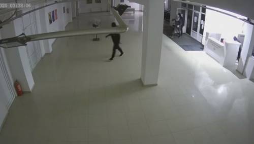 Objavljen snimak filmske pljačke: Evo kako su razbojnici iščupali bankomat