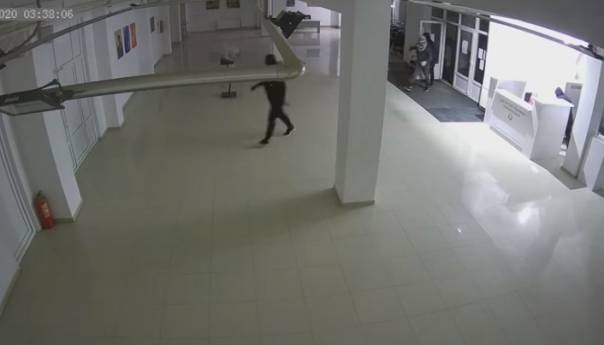 Objavljen snimak filmske pljačke: Evo kako su razbojnici iščupali bankomat