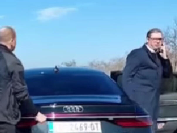 Objavljen snimak na kojem se vidi kako Vučić izlazi iz automobila