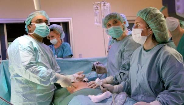 Objavljen udžbenik 'Hirurgija/kirurgija' grupe stručnjaka