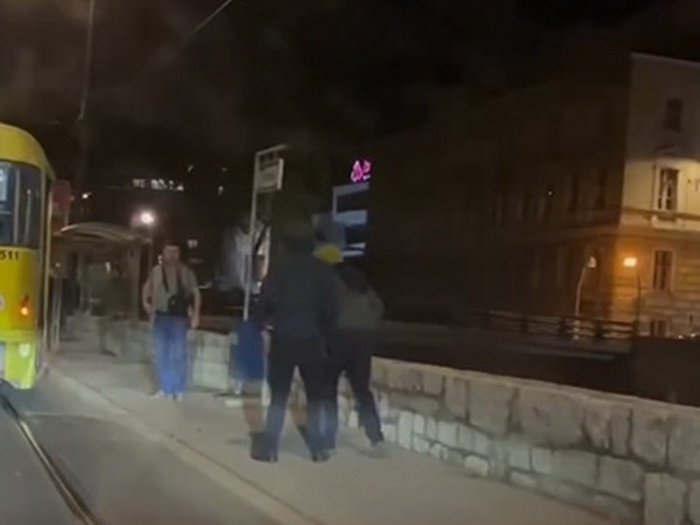 Objavljen videosnimak vandala koji su pokušali sprejevima šarati po tramvaju