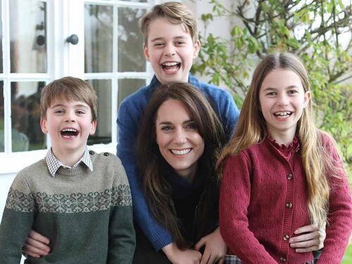 Objavljena prva službena fotografija Kate Middleton nakon operacije