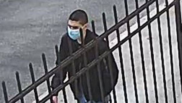 Objavljene fotografije muškarca koji je nacrtao kukasti križ na smrtovnici Čička