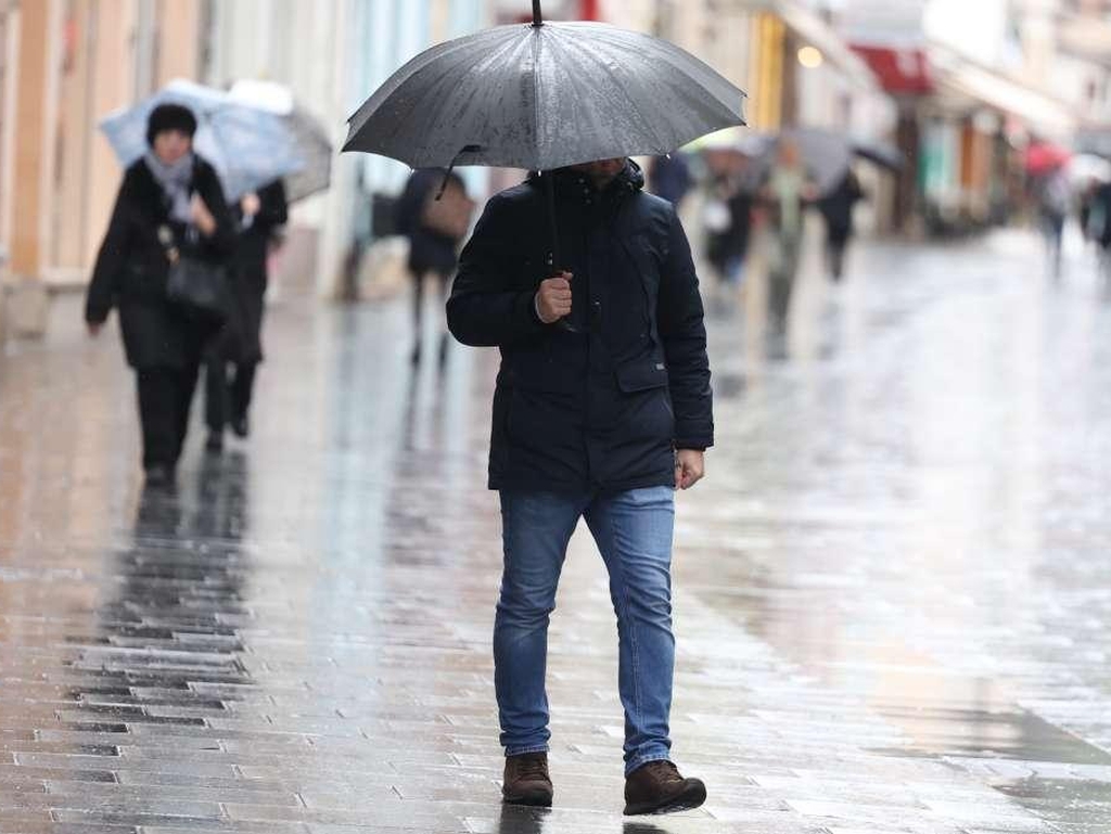 Oblačno sa kišom, pljuskovima i grmljavinom