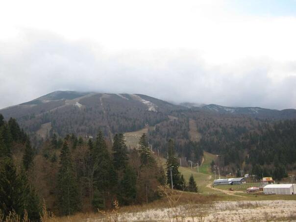 Oblačno sa kišom u BiH: Na Bjelašnici zabilježeno -2 °C