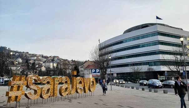 Oblačno vrijeme sa kišom u južnim i jugozapadnim područjima, vjetar povremeno sa olujnim udarima