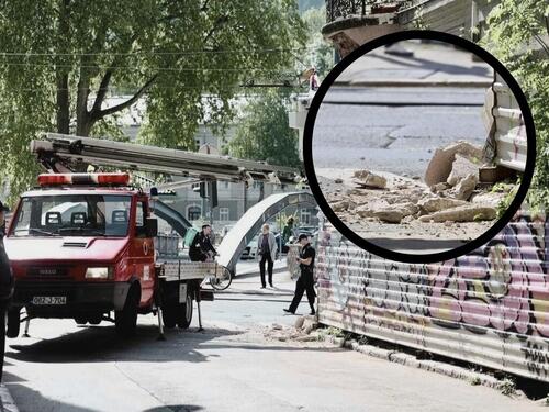 Obrušila se fasada bivše 'Estrade' u centru Sarajeva, zamalo nastradala prolaznica
