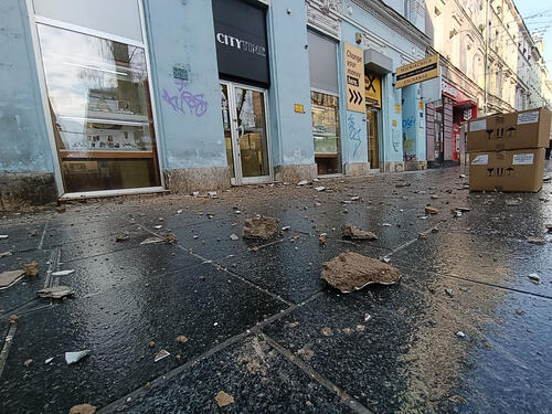 Obrušila se fasada sa zgrade u sarajevskoj ulici Ferhadija