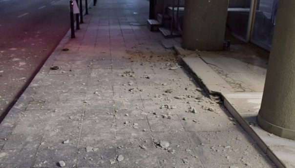 Obrušila se fasada u centru Sarajeva, pukom srećom izbjegnuta tragedija