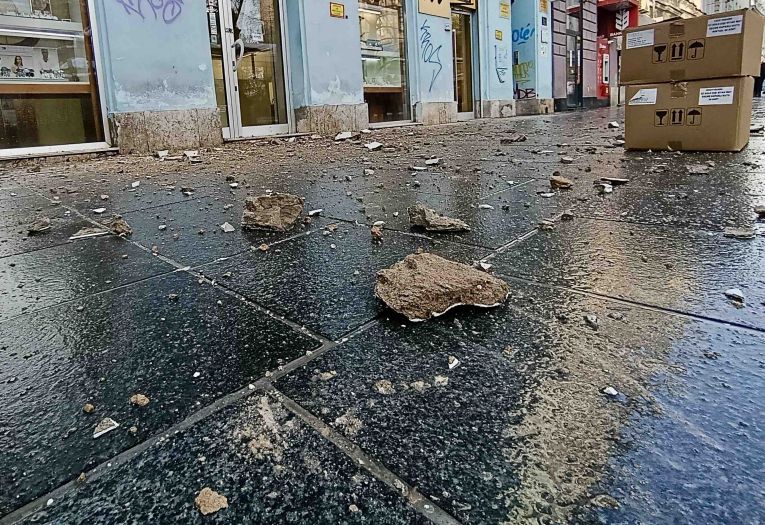 Obrušila se fasada u Ferhadiji i povrijedila prolaznika