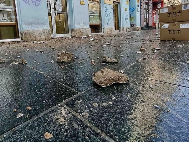 Obrušila se fasada u Ferhadiji i povrijedila prolaznika