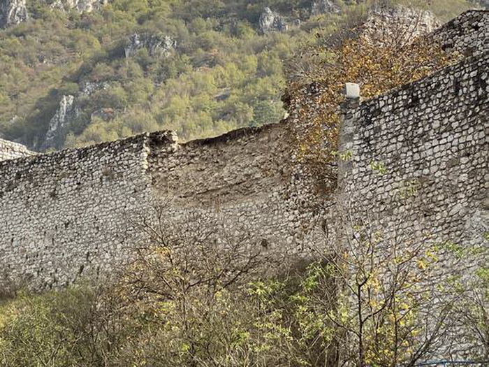 Obrušio se oplatni zid na tvrđavi Stari grad u Travniku