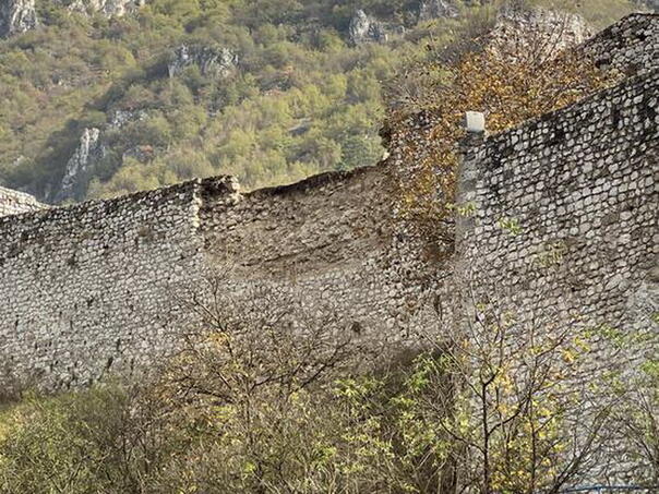 Obrušio se oplatni zid na tvrđavi Stari grad u Travniku