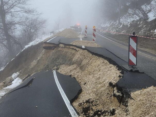 Obustave saobraćaja širom BiH zbog poplava i klizišta