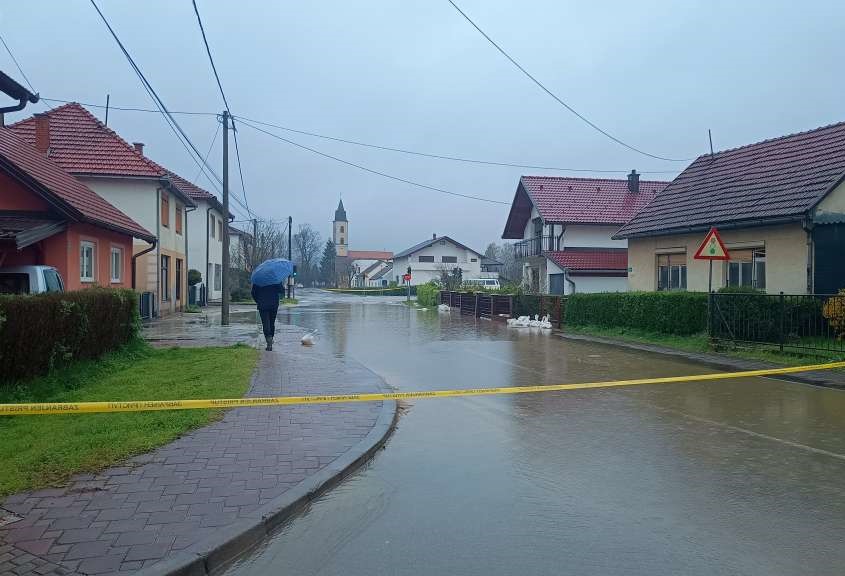 Obustavljen saobraćaj na pojedinim putevima zbog izlijevanja vode na kolovoz