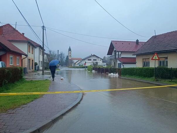 Obustavljen saobraćaj na pojedinim putevima zbog izlijevanja vode na kolovoz