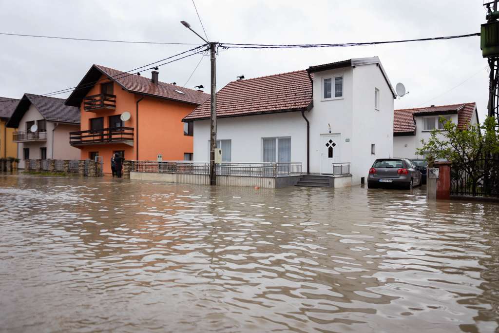 Obustavljen saobraćaj na putevima na području Bihaća