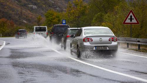 Obustavljen saobraćaj na putevima Visoko - Ilijaš, Maglaj - Zavidovići, Podgrab - Jahorina
