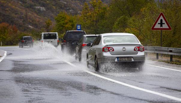 Obustavljen saobraćaj na putevima Visoko - Ilijaš, Maglaj - Zavidovići, Podgrab - Jahorina