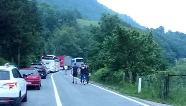 Obustavljen saobraćaj na putu Tuzla - Sarajevo zbog nesreće