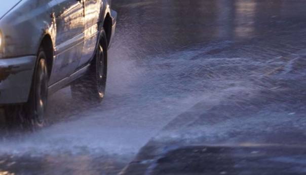 Obustavljen saobraćaj na širem području Kulen Vakufa zbog izlijevanja vode na kolovoz