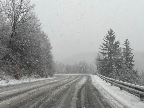Obustavljen saobraćaj za teretna vozila na više magistralnih puteva