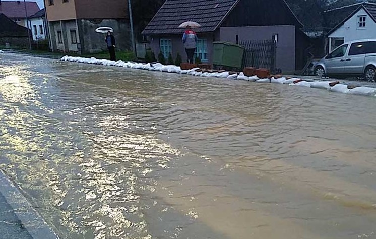 Obustavljena nastava i u Prijedoru zbog izlijevanja vode na saobraćajnice