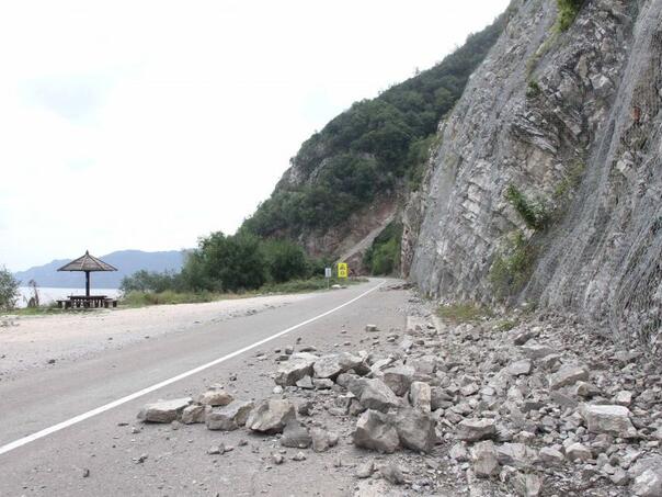 Učestali odroni na brojnim dionicama, budite oprezni